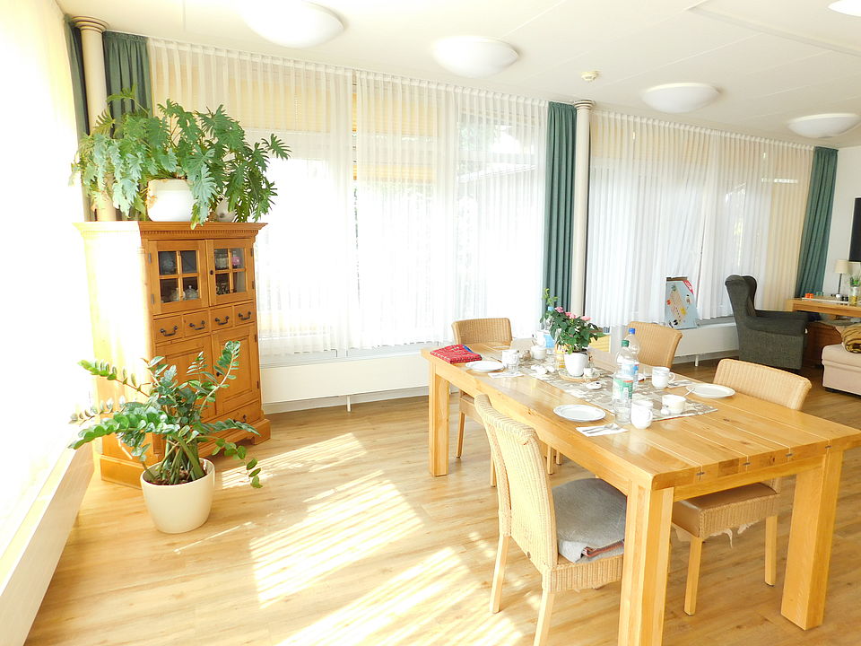 alt="Helles Esszimmer"