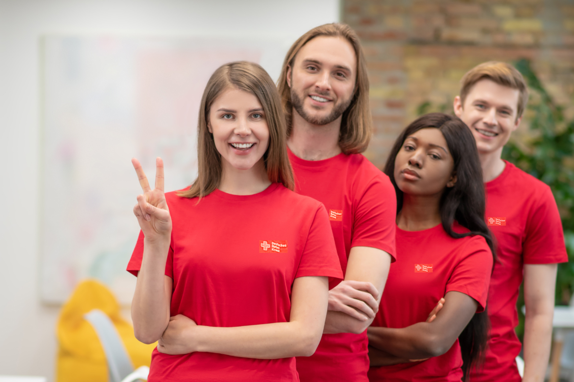 alt="Lächelnde Mitarbeitende begrüßen Sie freundlich am Empfang"