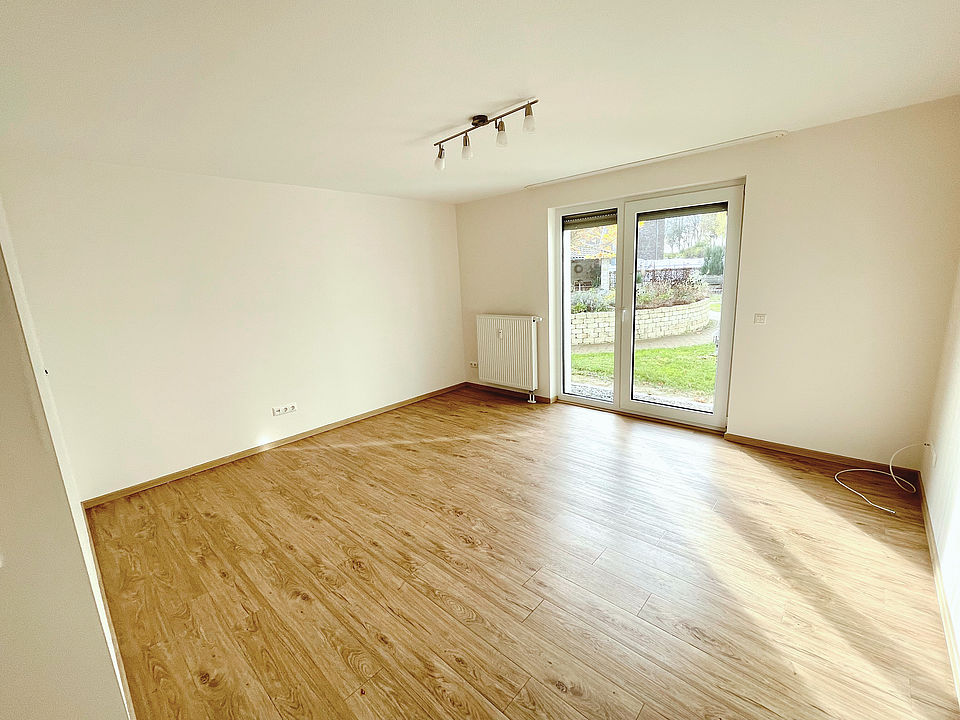 alt="Unmöbliertes Zimmer mit Tageslicht, individuell gestaltbar"