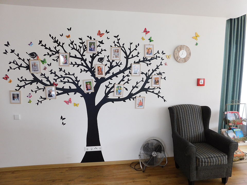 alt="Wand Deko in der Gemeinschaftsraum"